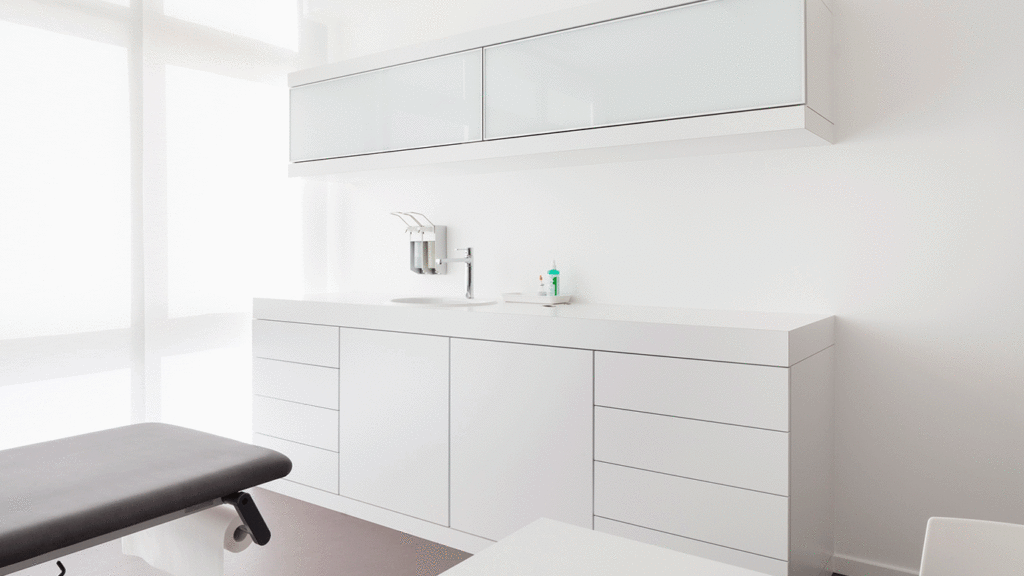 SKANDELLA-clinic-interior-carpentry-white-hygiene-modern-patient-examination