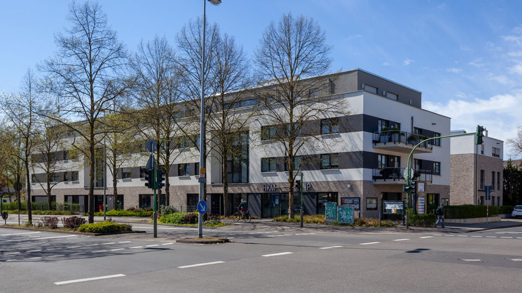 SKANDELLA-residential-office-complex-leverkusen-high-end-plaster-stone-pedestrain-view
