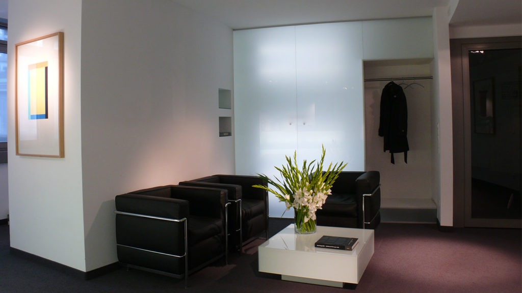 SKANDELLA-clinic-rotonda-waiting-lounge-carpentry-custom-made-entrance-desk