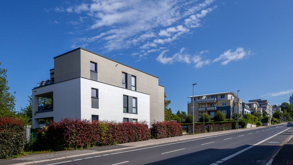 SKANDELLA-residential-building-bergisch-gladbach-luxury-living-city-two-tone-greenery-side-shot-street-view